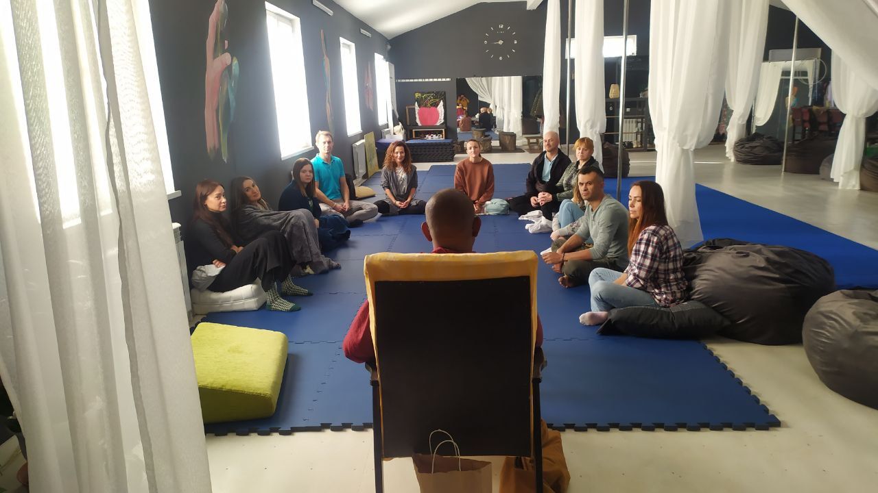 Совместная трапеза в тишине